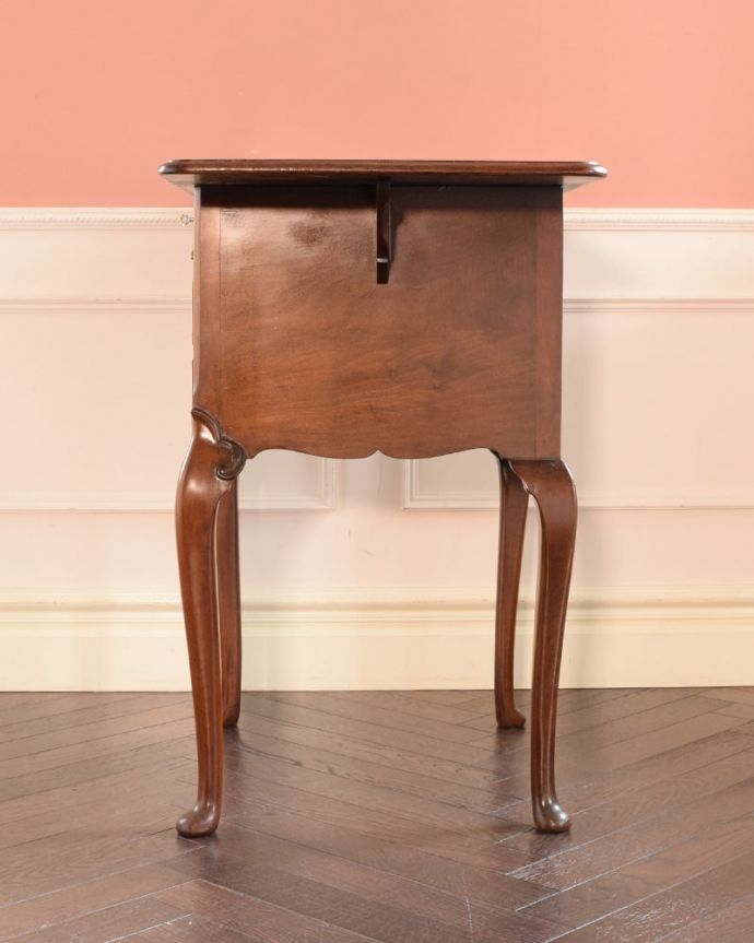 アンティークのチェスト　アンティーク家具　英国輸入のアンティーク家具、テーブルにもなる伸張式のベットサイドチェスト 。横から見てもステキ横から見るとこんな感じ。(q-2063-f)