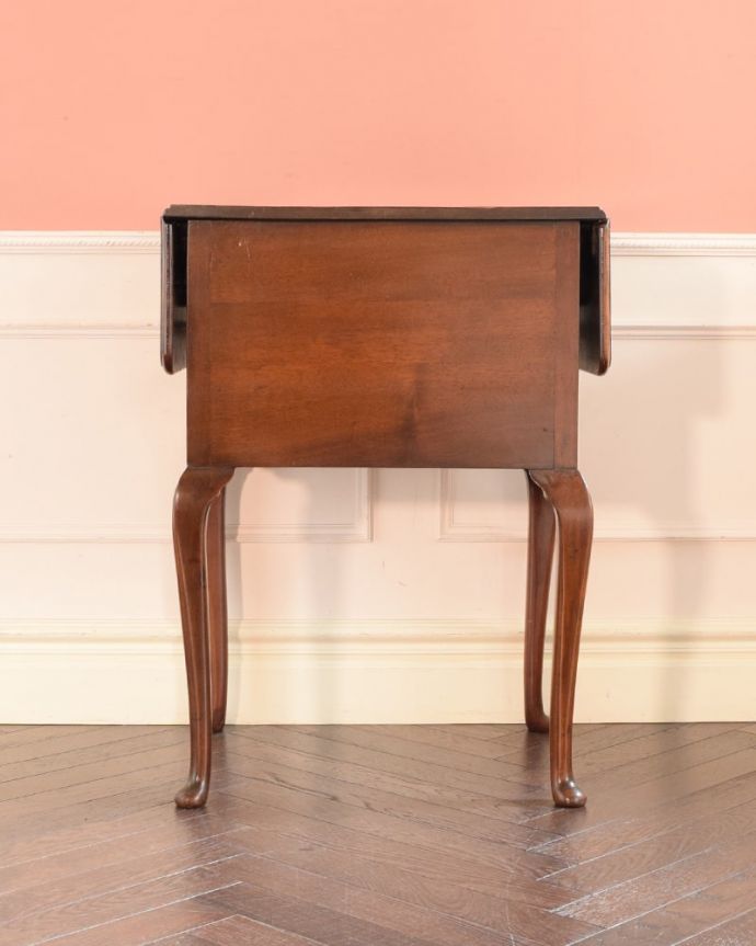 アンティークのチェスト　アンティーク家具　英国輸入のアンティーク家具、テーブルにもなる伸張式のベットサイドチェスト 。修復済みなので後姿までキレイ！アンティークは新品ではないので、もちろん経年変化によるキズはありますが、専門の職人が修復したので後ろ姿まで自信があります。(q-2063-f)