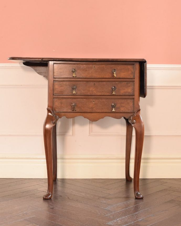 アンティークのチェスト　アンティーク家具　英国輸入のアンティーク家具、テーブルにもなる伸張式のベットサイドチェスト 。片方だけ開いても使えます3WAYで使えるから、片側だけ開いた状態でもOK。(q-2063-f)