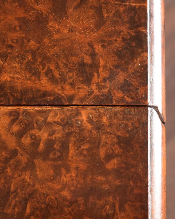 アンティークのチェスト　アンティーク家具　英国輸入のアンティーク家具、テーブルにもなる伸張式のベットサイドチェスト 。近づいて見てみると…アンティークはもちろん新品ではないので小さなキズや汚れはありますが、キレイにお直ししたので満足して頂ける自信があります！。(q-2063-f)