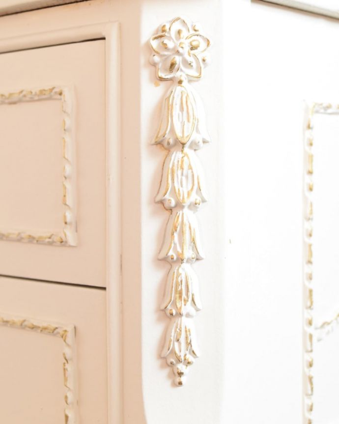 フランスアンティーク家具らしい装飾