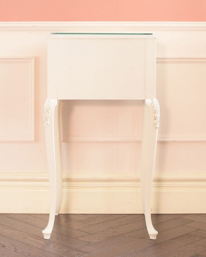 チェストの後ろ姿