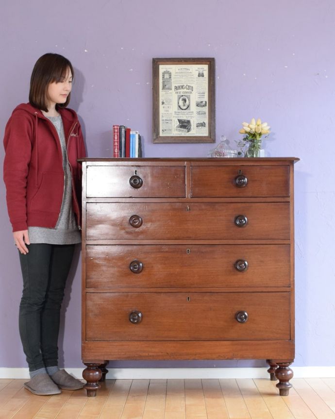 アンティークのチェスト アンティーク家具 イギリスで見つけたマホガニー材を使った、めずらしいアンティークのチェスト。アンティークでしか手に入らないチェスト本来、マホガニー材と呼ばれていた木材は、もう手に入れることが出来ないので、本物のマホガニー材のチェストが手に入るのはアンティークだけです。(q-2065-f)