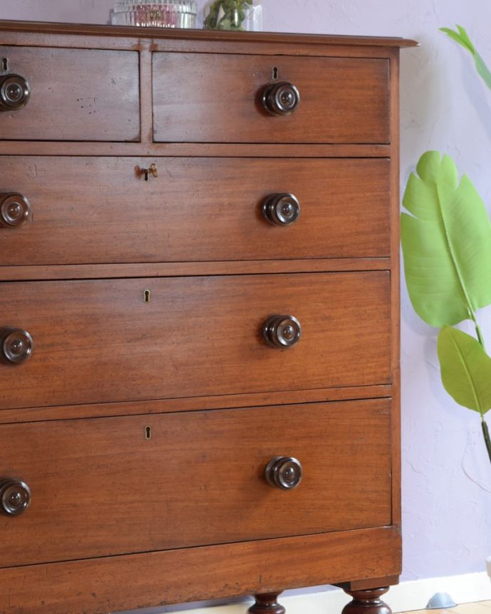 アンティークのチェスト アンティーク家具 イギリスで見つけたマホガニー材を使った、めずらしいアンティークのチェスト。見た目はもちろん、実用的に使って楽しみましょうアンティークのチェストは見た目の美しさはもちろん、実用的にたっぷり収納が出来る実力派。(q-2065-f)