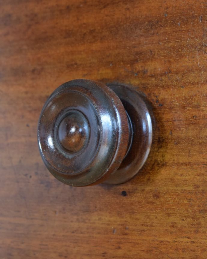 アンティークのチェスト アンティーク家具 イギリスで見つけたマホガニー材を使った、めずらしいアンティークのチェスト。開ける度にワクワク高級感漂うアンティークらしいデザインの取っ手。(q-2065-f)