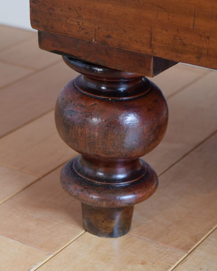 アンティークのチェスト アンティーク家具 イギリスで見つけたマホガニー材を使った、めずらしいアンティークのチェスト。女性1人でラクラク運べちゃう仕掛けHandleのアンティークは、脚の裏にフェルトキーパーをお付けしています。(q-2065-f)