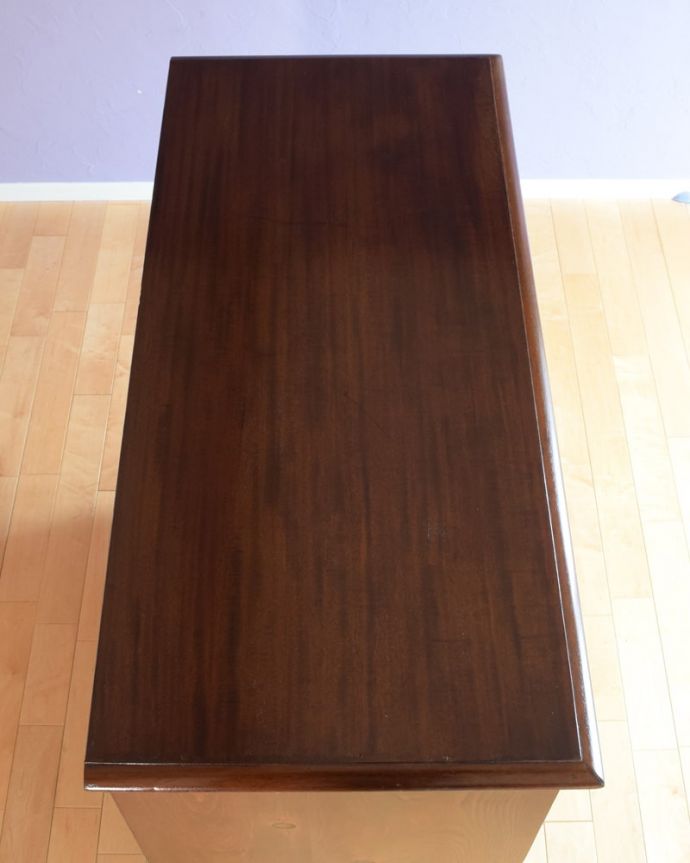 アンティークのチェスト アンティーク家具 イギリスで見つけたマホガニー材を使った、めずらしいアンティークのチェスト。何を置こうかな・・・?上から見ると、天板はこんな感じです。(q-2065-f)