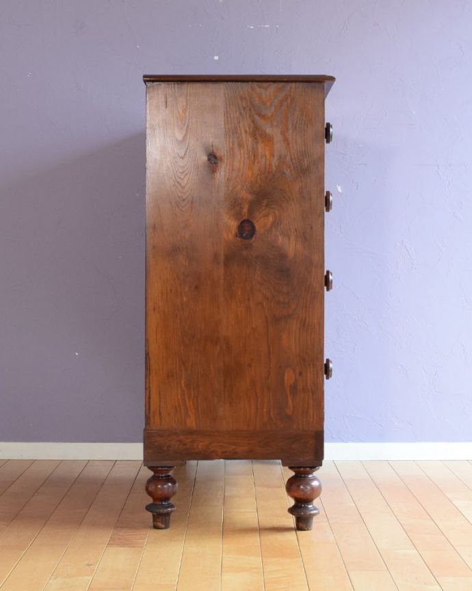 アンティークのチェスト アンティーク家具 イギリスで見つけたマホガニー材を使った、めずらしいアンティークのチェスト。横顔だってカッコいい横から見るとこんな感じです。(q-2065-f)