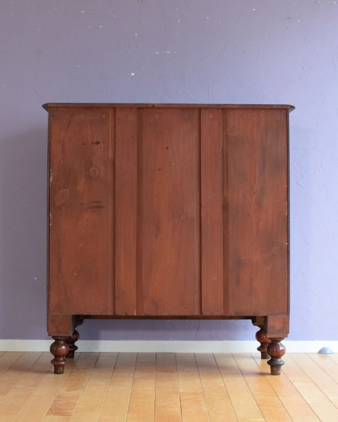 アンティークのチェスト アンティーク家具 イギリスで見つけたマホガニー材を使った、めずらしいアンティークのチェスト。後ろ姿にも自信アリ!アンティークは新品ではないので、経年変化によるキズはありますが、専門の職人がキレイに修復したので後ろ姿にも自信があります。(q-2065-f)