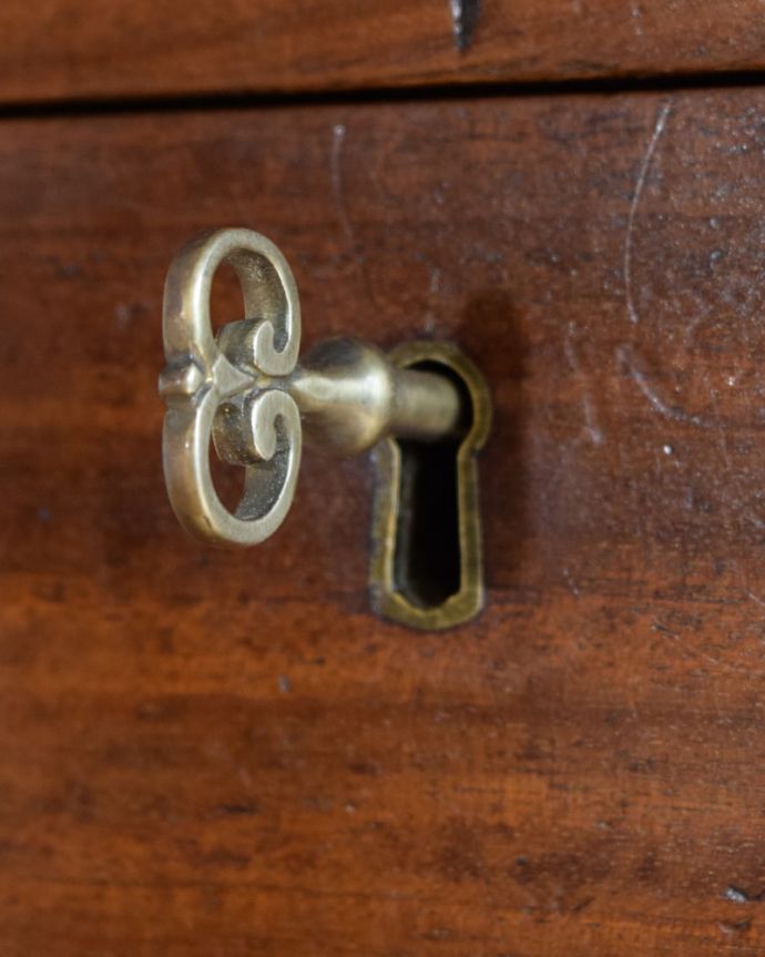 アンティークのチェスト アンティーク家具 イギリスで見つけたマホガニー材を使った、めずらしいアンティークのチェスト。開ける度にワクワク高級感漂うアンティークらしいデザインの取っ手。(q-2065-f)