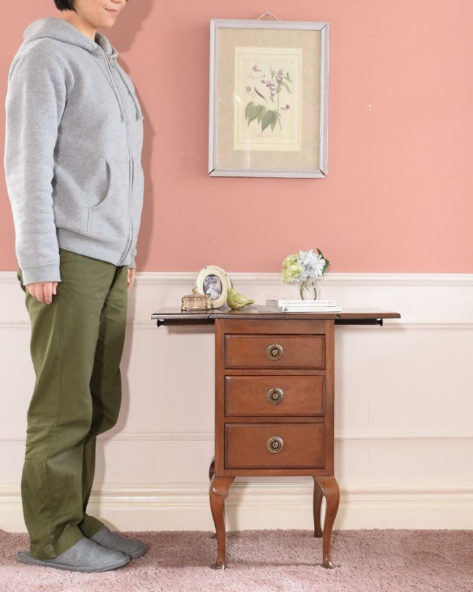 アンティークのチェスト　アンティーク家具　アンティークの英国輸入家具、伸張式の天板付きのベットサイドチェスト。天板の伸び縮みする便利なチェスト英国らしい優雅なデザインのチェスト。(q-2066-f)