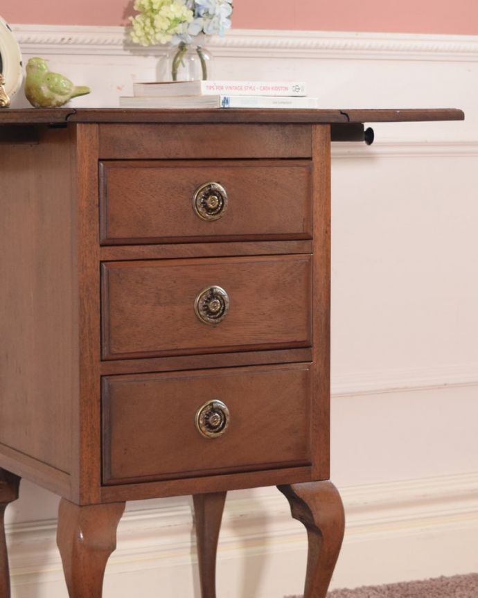 アンティークのチェスト　アンティーク家具　アンティークの英国輸入家具、伸張式の天板付きのベットサイドチェスト。ツヤツヤの木目が美しい「魅せる」収納上質の素材を使ったアンティーク家具だけが持つ高級感。(q-2066-f)