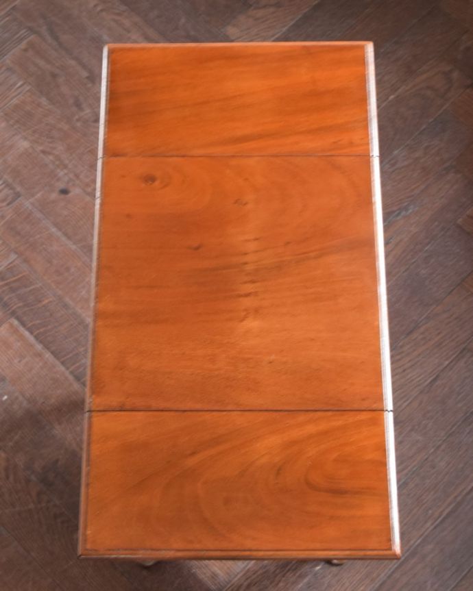 アンティークのチェスト　アンティーク家具　アンティークの英国輸入家具、伸張式の天板付きのベットサイドチェスト。天板を広げれば、たっぷり使えます天板の両脇のリーフを広げると、こんなに広く使えます。(q-2066-f)