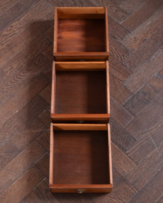 アンティークのチェスト　アンティーク家具　アンティークの英国輸入家具、伸張式の天板付きのベットサイドチェスト。キレイに修復しました！もちろん引き出しの中も職人がキレイにお直しました。(q-2066-f)