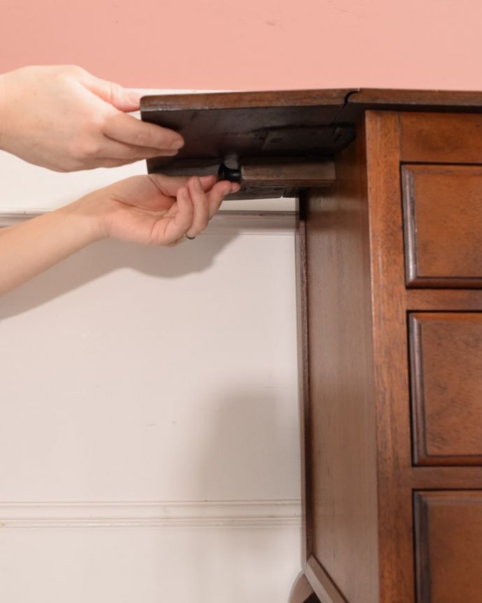 アンティークのチェスト　アンティーク家具　アンティークの英国輸入家具、伸張式の天板付きのベットサイドチェスト。あっという間に広がります天板を持ち上げてバーを引っ張り出すだけで、あっという間に大きくなります。(q-2066-f)