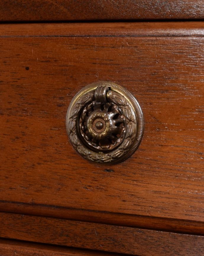 アンティークのチェスト　アンティーク家具　アンティークの英国輸入家具、伸張式の天板付きのベットサイドチェスト。開ける度にワクワク取っ手もアンティークらしい素敵なデザイン。(q-2066-f)