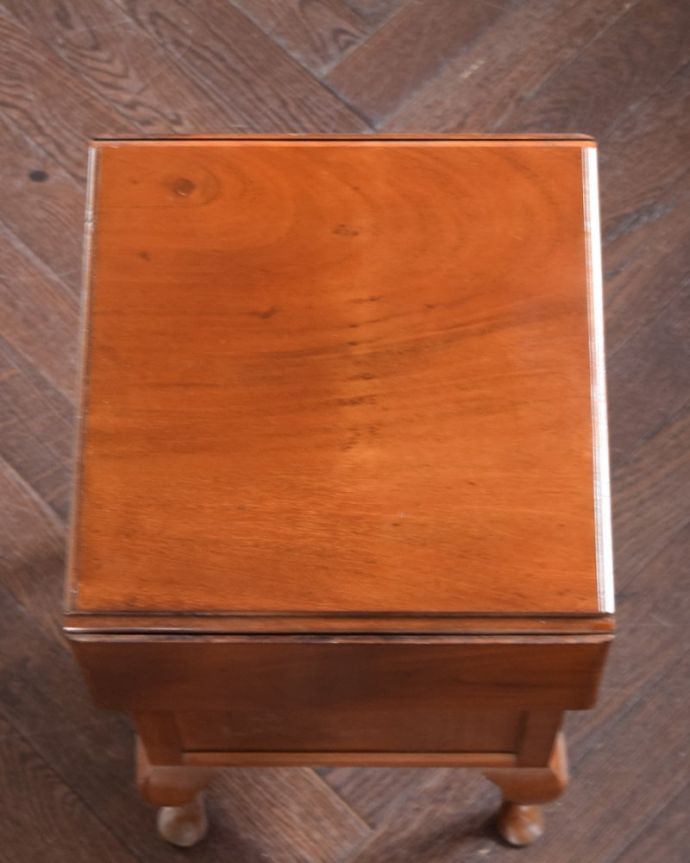 アンティークのチェスト　アンティーク家具　アンティークの英国輸入家具、伸張式の天板付きのベットサイドチェスト。上から見ると･･･天板を閉じるとこんな感じでコンパクトなサイズ。(q-2066-f)