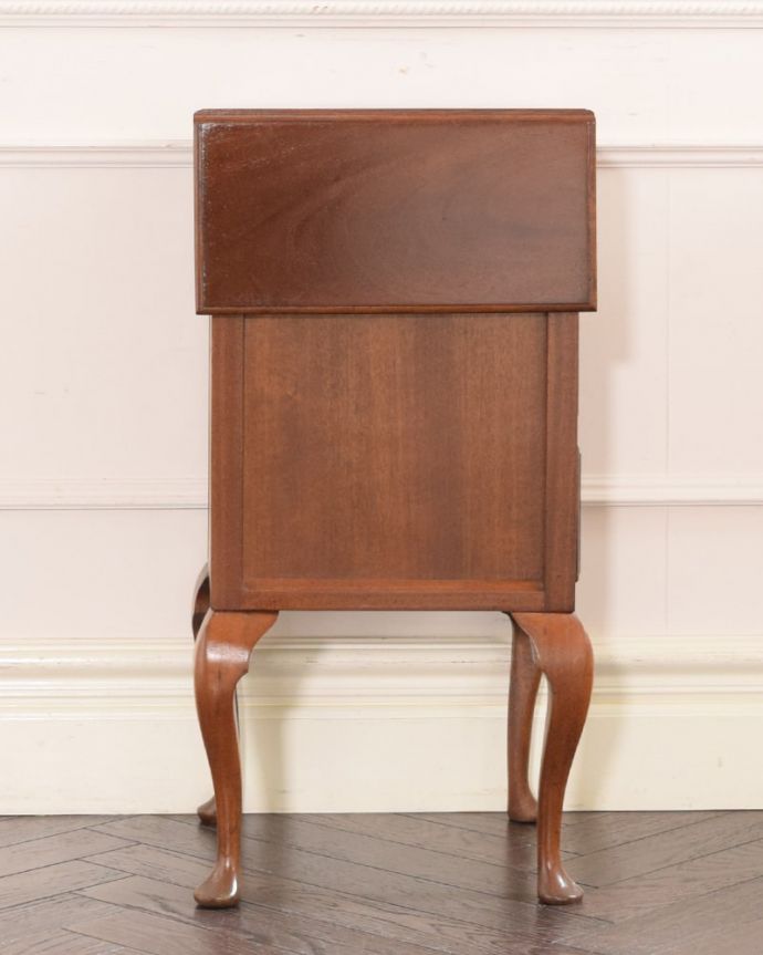 アンティークのチェスト　アンティーク家具　アンティークの英国輸入家具、伸張式の天板付きのベットサイドチェスト。天板を閉じると…天板を閉じると、なんだか違う家具に見えちゃうんです。(q-2066-f)