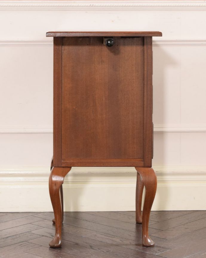 アンティークのチェスト　アンティーク家具　アンティークの英国輸入家具、伸張式の天板付きのベットサイドチェスト。横から見てもステキ横から見るとこんな感じ。(q-2066-f)