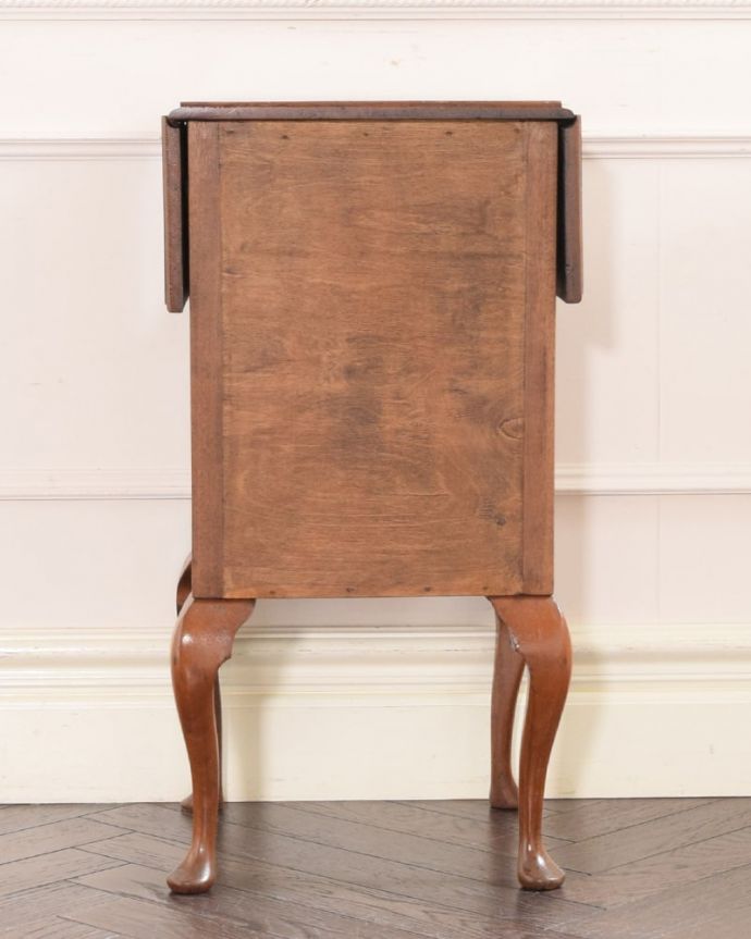 アンティークのチェスト　アンティーク家具　アンティークの英国輸入家具、伸張式の天板付きのベットサイドチェスト。修復済みなので後姿までキレイ！アンティークは新品ではないので、もちろん経年変化によるキズはありますが、専門の職人が修復したので後ろ姿まで自信があります。(q-2066-f)