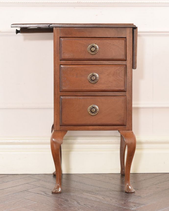 アンティークのチェスト　アンティーク家具　アンティークの英国輸入家具、伸張式の天板付きのベットサイドチェスト。片方だけ開いても使えます3WAYで使えるから、片側だけ開いた状態でもOK。(q-2066-f)