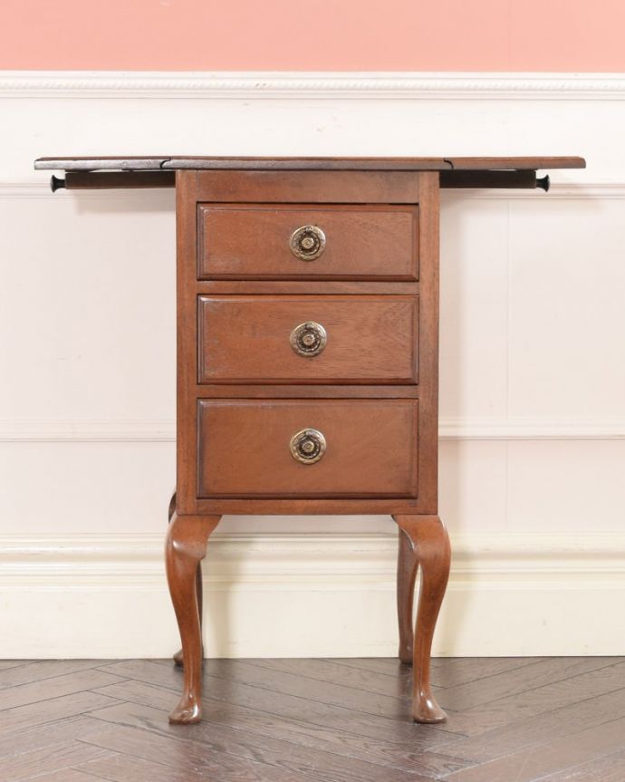 アンティークのチェスト　アンティーク家具　アンティークの英国輸入家具、伸張式の天板付きのベットサイドチェスト。両方開いて左右のリーフを開けばこんな感じ。(q-2066-f)