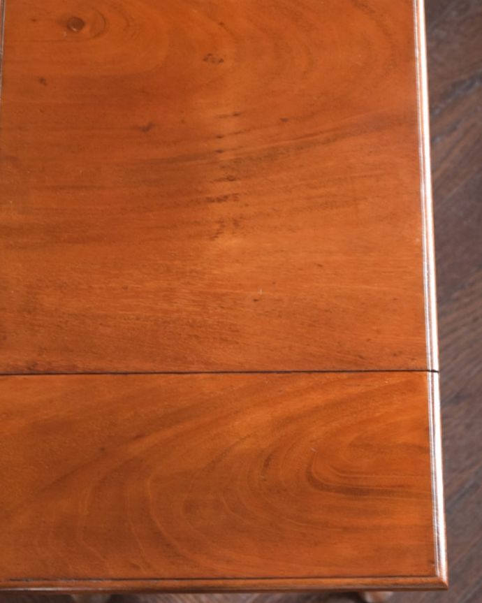 アンティークのチェスト　アンティーク家具　アンティークの英国輸入家具、伸張式の天板付きのベットサイドチェスト。天板を近くから見ると･･･Handlleでは修復の際、古い塗装を剥離して再塗装を施していますので、天板もキレイに仕上がっています。(q-2066-f)