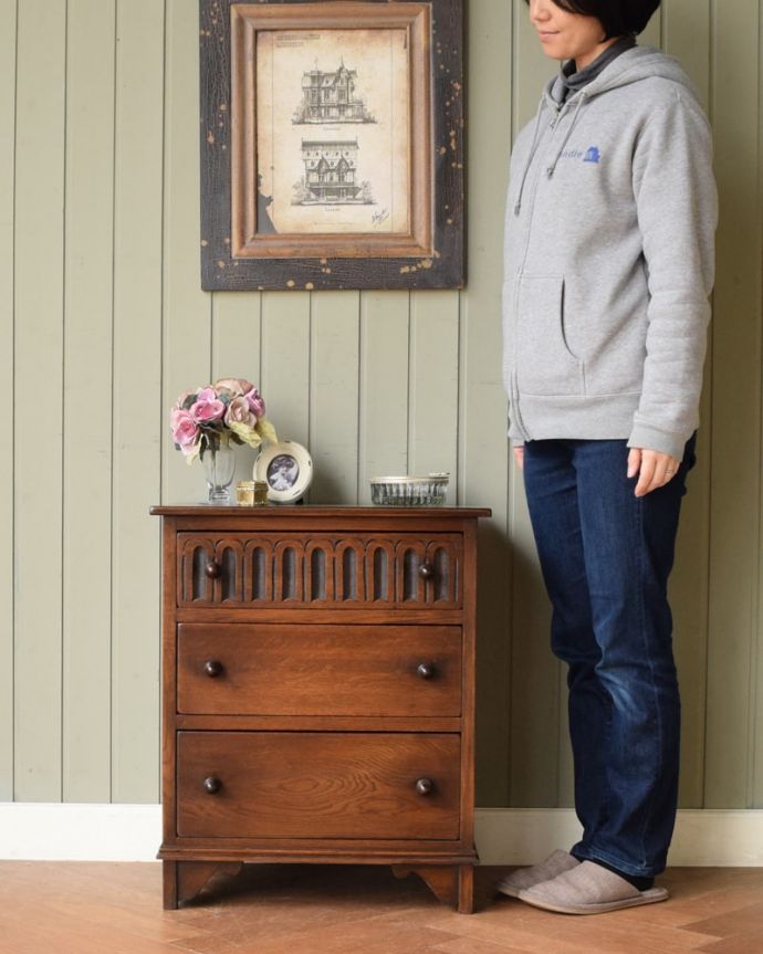 アンティークのチェスト アンティーク家具 彫りがキレイな英国のアンティーク家具、コンパクトなサイズが魅力のスモールチェスト。英国アンティークらしい落ち着いた雰囲気が自慢落ち着いた色合いが英国アンティークらしい雰囲気のチェスト。(q-2067-f)