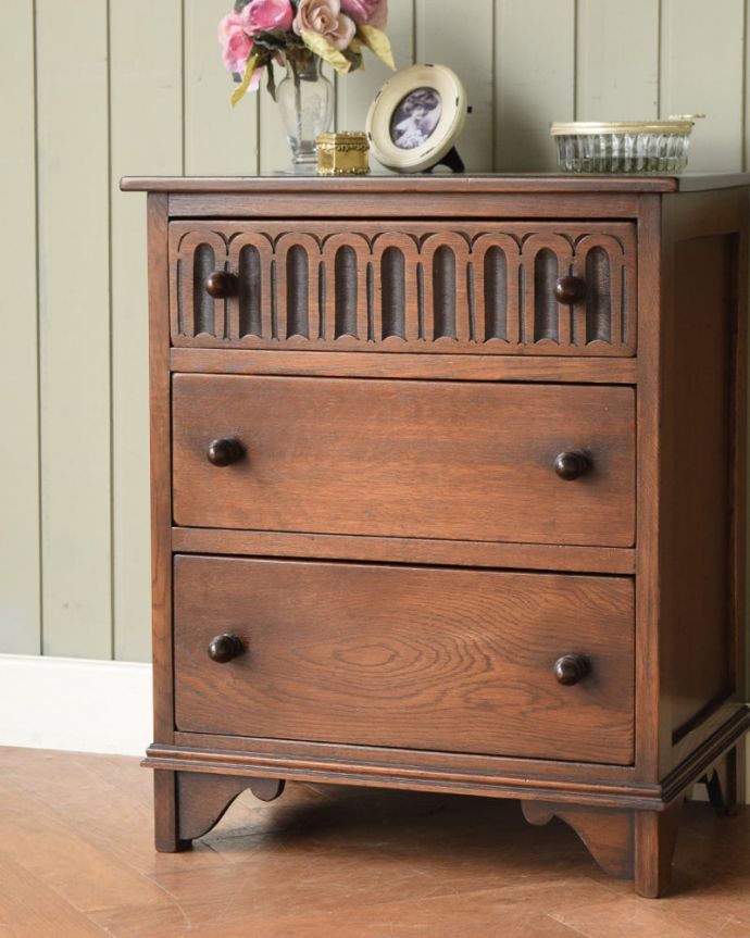 アンティークのチェスト アンティーク家具 彫りがキレイな英国のアンティーク家具、コンパクトなサイズが魅力のスモールチェスト。見た目はもちろん、実用的に使って楽しみましょうアンティークのチェストは見た目の美しさはもちろん、実用的にたっぷり収納が出来る実力派。(q-2067-f)