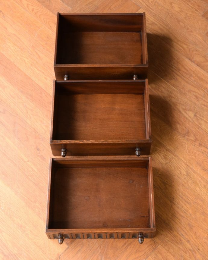 アンティークのチェスト アンティーク家具 彫りがキレイな英国のアンティーク家具、コンパクトなサイズが魅力のスモールチェスト。何を入れても大丈夫。(q-2067-f)