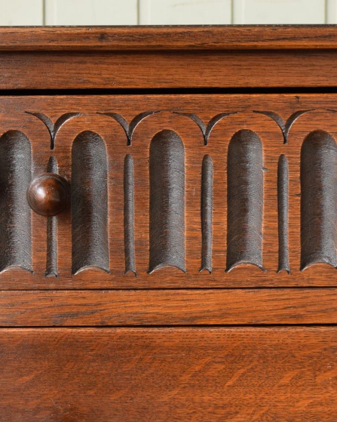 アンティークのチェスト アンティーク家具 彫りがキレイな英国のアンティーク家具、コンパクトなサイズが魅力のスモールチェスト。至る所に繊細な彫いろんな彫のデザインがありますが、個人的に美しいと思える女性らしく優雅なデザインを選んできました。(q-2067-f)