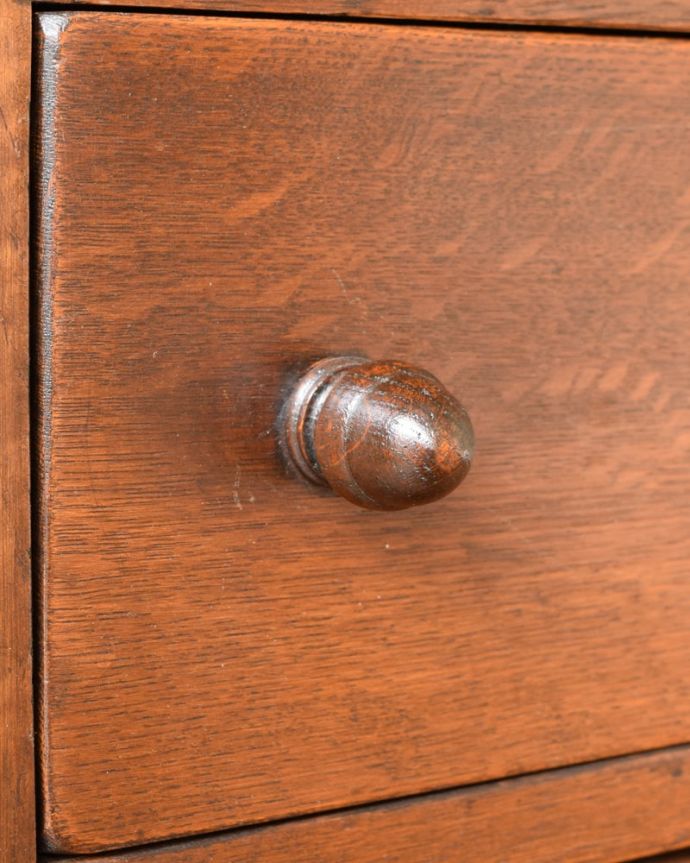 アンティークのチェスト アンティーク家具 彫りがキレイな英国のアンティーク家具、コンパクトなサイズが魅力のスモールチェスト。開ける度にワクワク高級感漂うアンティークらしいデザインの取っ手。(q-2067-f)