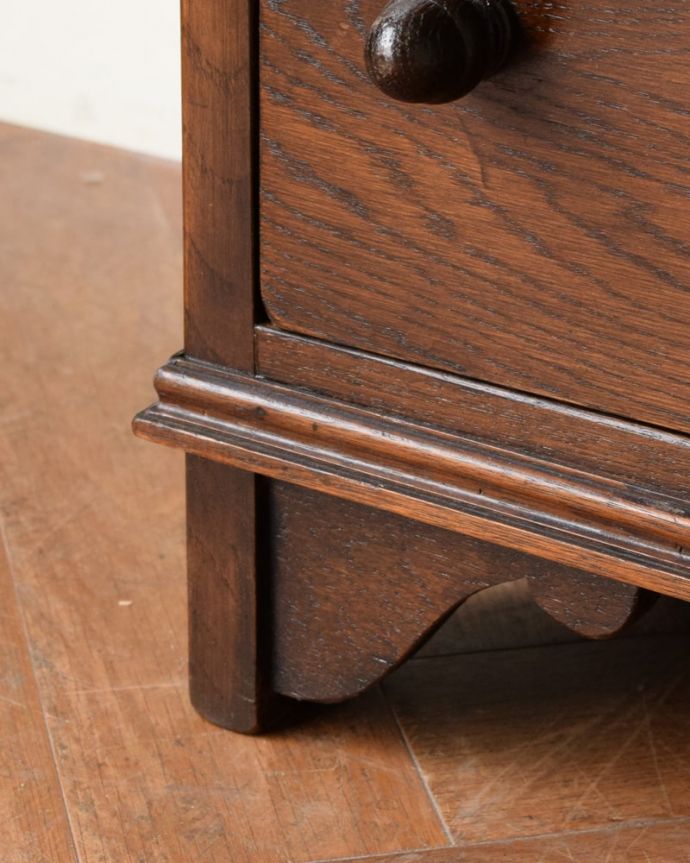 アンティークのチェスト アンティーク家具 彫りがキレイな英国のアンティーク家具、コンパクトなサイズが魅力のスモールチェスト。女性1人でラクラク運べちゃう仕掛けHandleのアンティークは、脚の裏にフェルトキーパーをお付けしています。(q-2067-f)