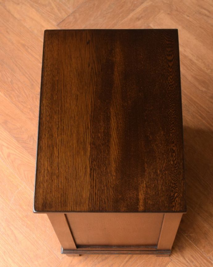 アンティークのチェスト アンティーク家具 彫りがキレイな英国のアンティーク家具、コンパクトなサイズが魅力のスモールチェスト。何を置こうかな・・・?上から見ると、天板はこんな感じです。(q-2067-f)