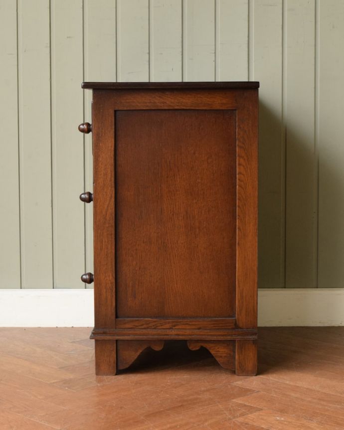 アンティークのチェスト アンティーク家具 彫りがキレイな英国のアンティーク家具、コンパクトなサイズが魅力のスモールチェスト。横顔だってカッコいい横から見るとこんな感じです。(q-2067-f)