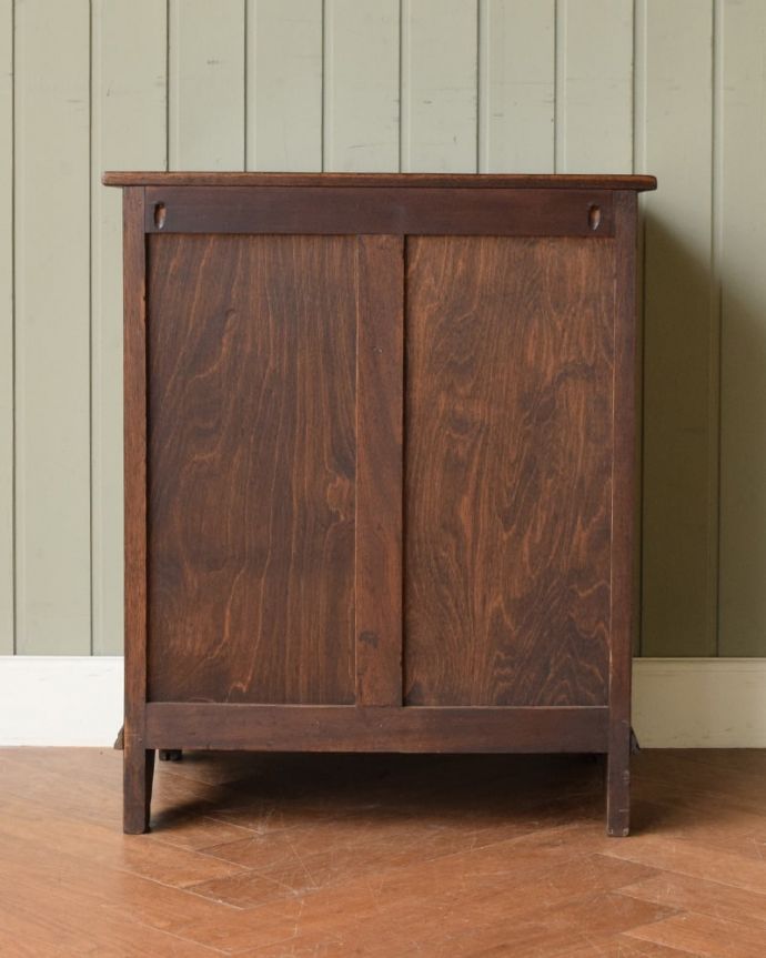 アンティークのチェスト アンティーク家具 彫りがキレイな英国のアンティーク家具、コンパクトなサイズが魅力のスモールチェスト。後ろ姿にも自信アリ!アンティークは新品ではないので、経年変化によるキズはありますが、専門の職人がキレイに修復したので後ろ姿にも自信があります。(q-2067-f)