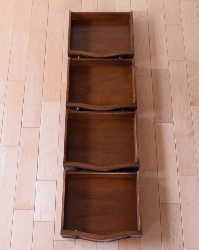 アンティークのチェスト　アンティーク家具　コンパクトなサイズで使いやすい、英国クラシックなアンティークのベッドサイドチェスト。キレイに修復しましたお洋服を入れてもいいように、引き出しの中も職人がキレイに修復しました。(q-2068-f)