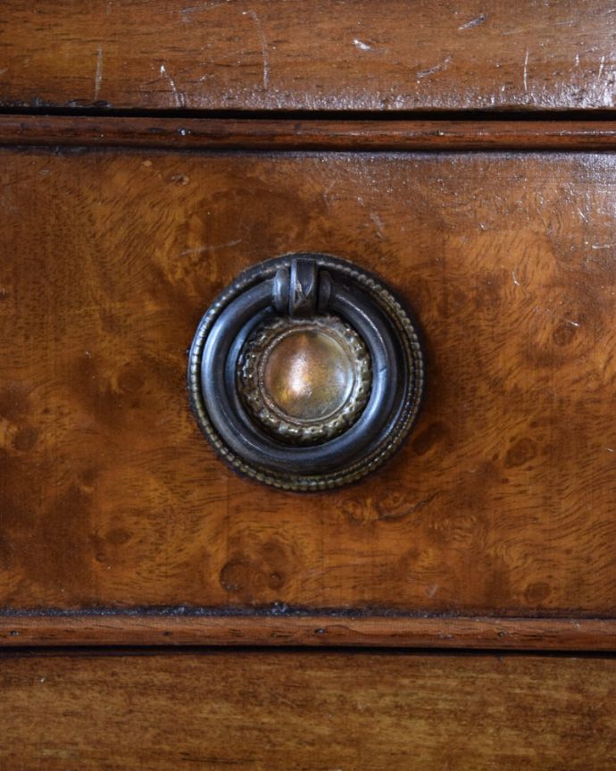 アンティークのチェスト　アンティーク家具　コンパクトなサイズで使いやすい、英国クラシックなアンティークのベッドサイドチェスト。アンティークらしい取っ手アンティーク家具は取っ手のデザインまで、なんだか高級感があるんですよね。(q-2068-f)