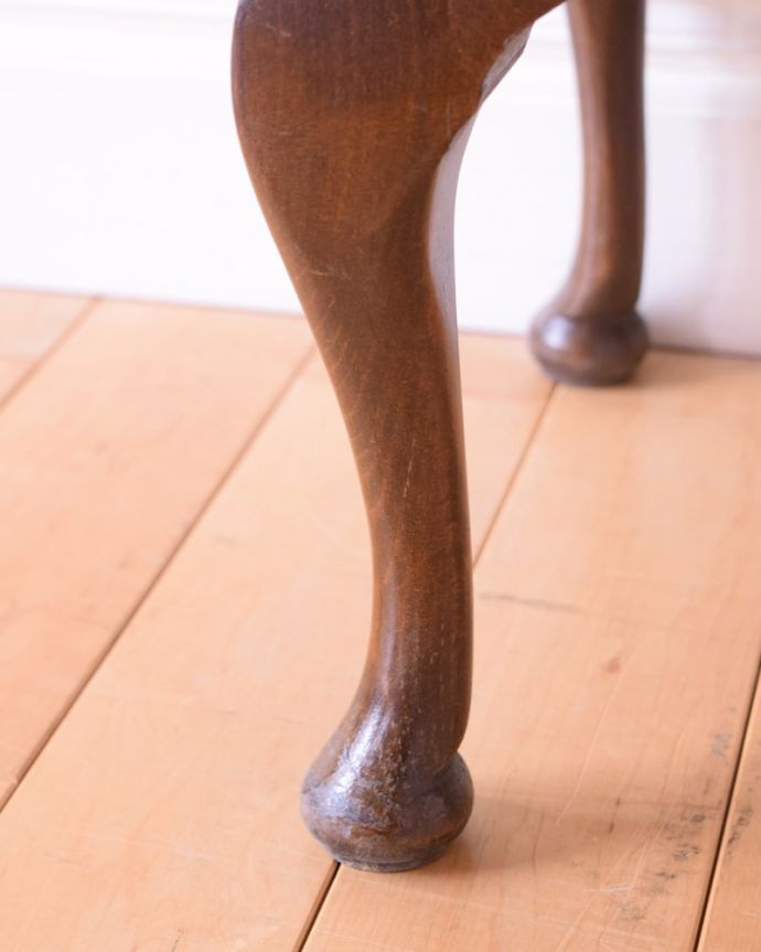 アンティークのチェスト　アンティーク家具　コンパクトなサイズで使いやすい、英国クラシックなアンティークのベッドサイドチェスト。女性1人でラクラク運べちゃう仕掛けHandleのアンティークは、脚の裏にフェルトキーパーをお付けしています。(q-2068-f)