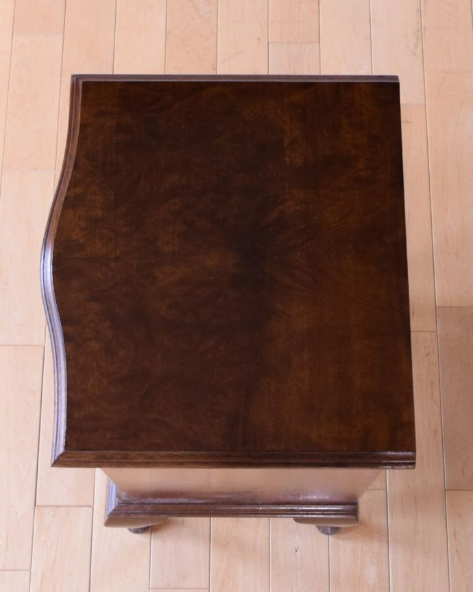 アンティークのチェスト　アンティーク家具　コンパクトなサイズで使いやすい、英国クラシックなアンティークのベッドサイドチェスト。ピカピカに仕上げました修復の時、天板もキレイに仕上げました。(q-2068-f)