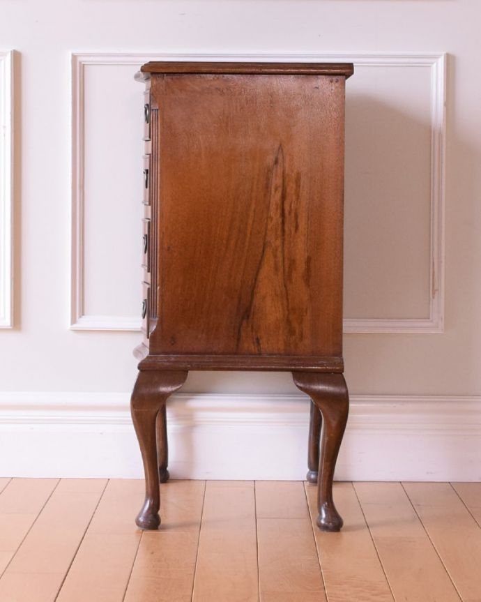 アンティークのチェスト　アンティーク家具　コンパクトなサイズで使いやすい、英国クラシックなアンティークのベッドサイドチェスト。横から見てもキレイですもちろん、横顔だってキレイ！どこから見ても絵になります。(q-2068-f)