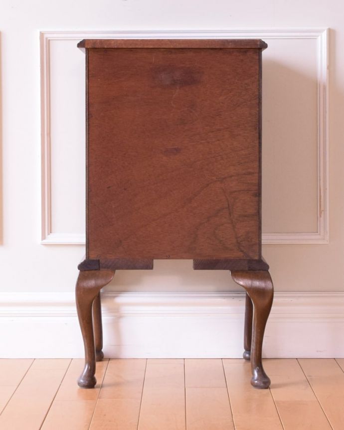 アンティークのチェスト　アンティーク家具　コンパクトなサイズで使いやすい、英国クラシックなアンティークのベッドサイドチェスト。後ろ姿も見て下さい。(q-2068-f)