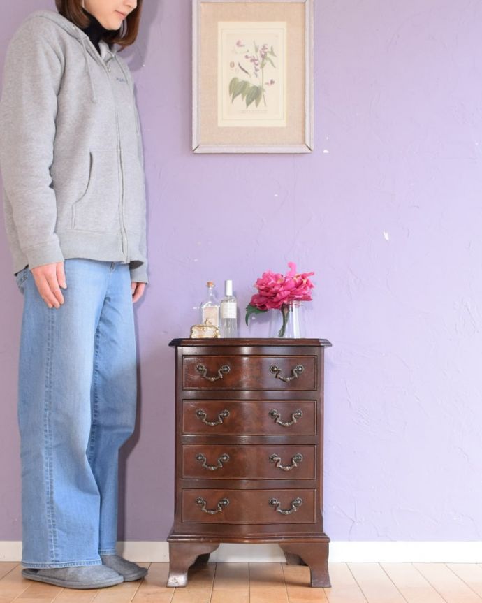 アンティークのチェスト アンティーク家具 英国のベッドサイドチェスト、木目も美しいアンティーク家具。小さくても一人前。(q-2069-f)