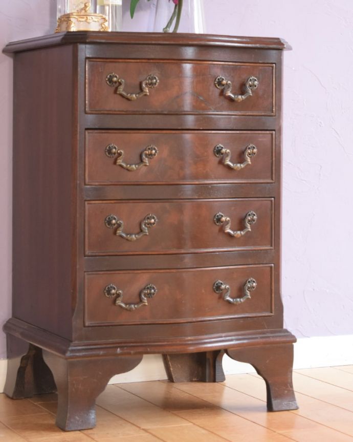 アンティークのチェスト アンティーク家具 英国のベッドサイドチェスト、木目も美しいアンティーク家具。木目で勝負!アンティークだから手に入る素材のよさシンプルなデザインなのに惹きつけられちゃう一番の魅力は、やはり使われている素材。(q-2069-f)