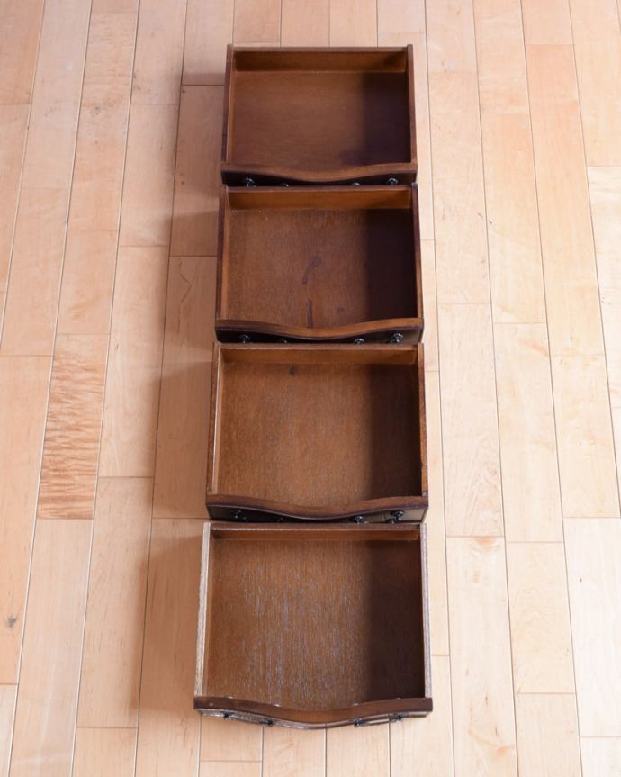 アンティークのチェスト アンティーク家具 英国のベッドサイドチェスト、木目も美しいアンティーク家具。引き出しの中もとってもキレイですチェストで一番気になるのはやはり引き出しの中。(q-2069-f)