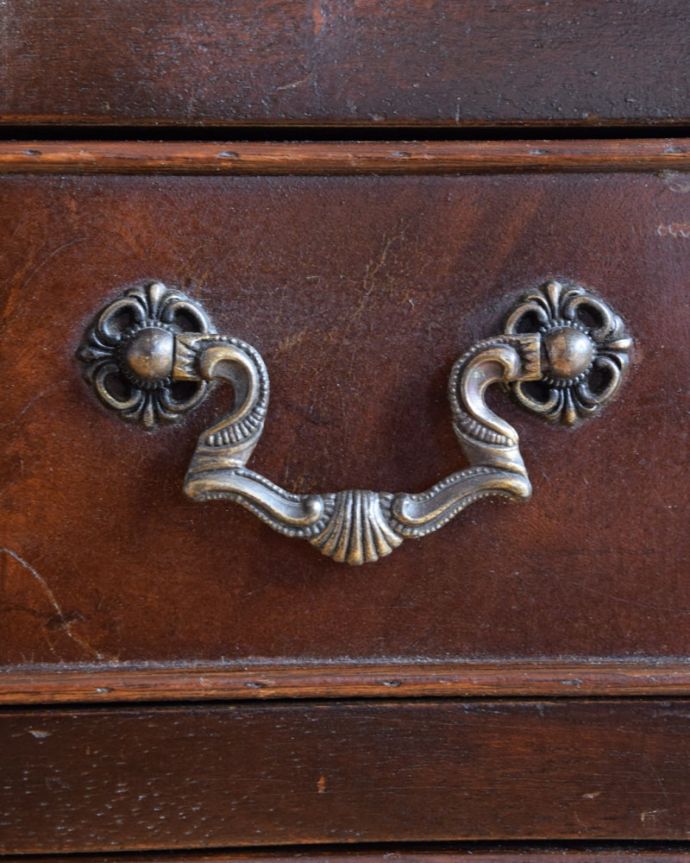 アンティークのチェスト アンティーク家具 英国のベッドサイドチェスト、木目も美しいアンティーク家具。アンティークらしい取っ手取っ手のデザインまで高級感があるアンティーク家具。(q-2069-f)