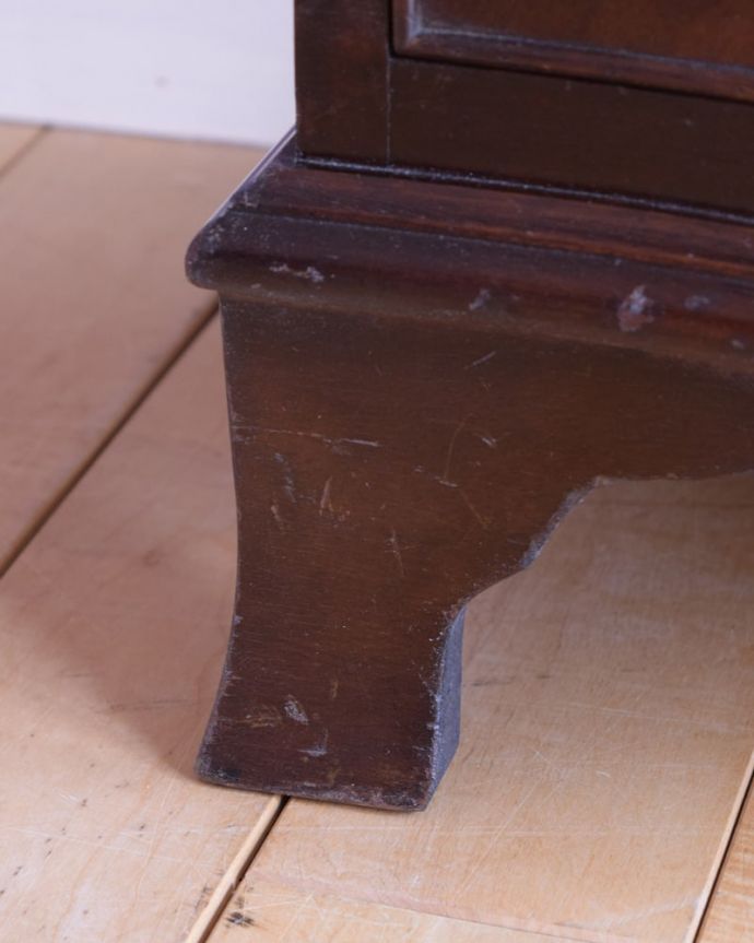アンティークのチェスト アンティーク家具 英国のベッドサイドチェスト、木目も美しいアンティーク家具。女性1人でラクラク運べちゃう仕掛けHandleのアンティーク家具は、脚の裏にフェルトキーパーをお付けしています。(q-2069-f)