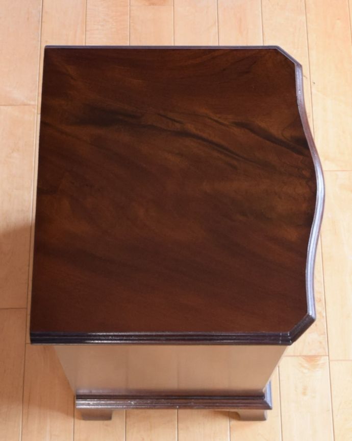 アンティークのチェスト アンティーク家具 英国のベッドサイドチェスト、木目も美しいアンティーク家具。ピカピカに仕上げましたベッドやソファの横でモノを置いて使えるように、修復する時、天板の塗装もキレイに仕上げました。(q-2069-f)