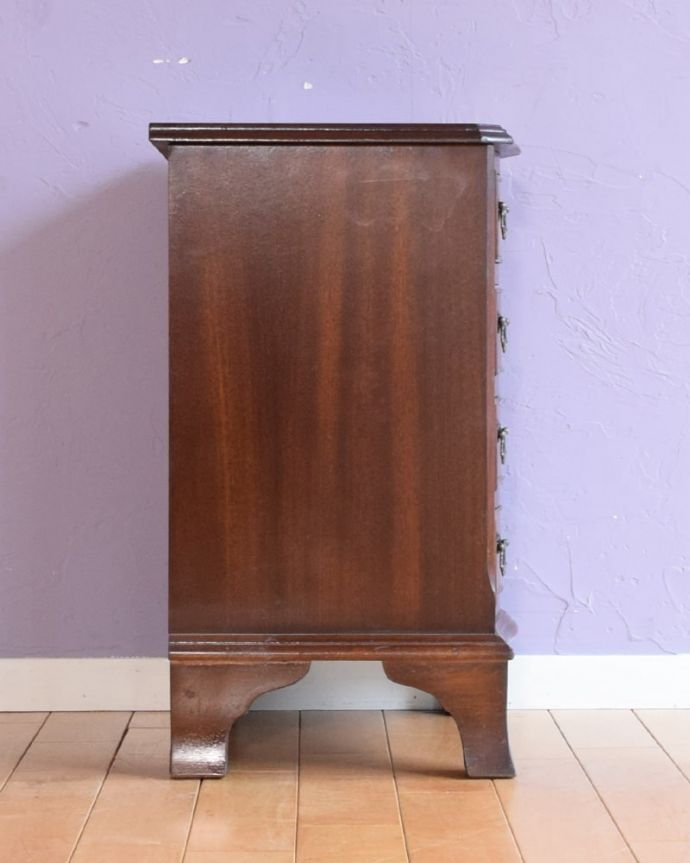 アンティークのチェスト アンティーク家具 英国のベッドサイドチェスト、木目も美しいアンティーク家具。横から見てもキレイですもちろん、横顔だってキレイ!どこから見ても絵になります。(q-2069-f)