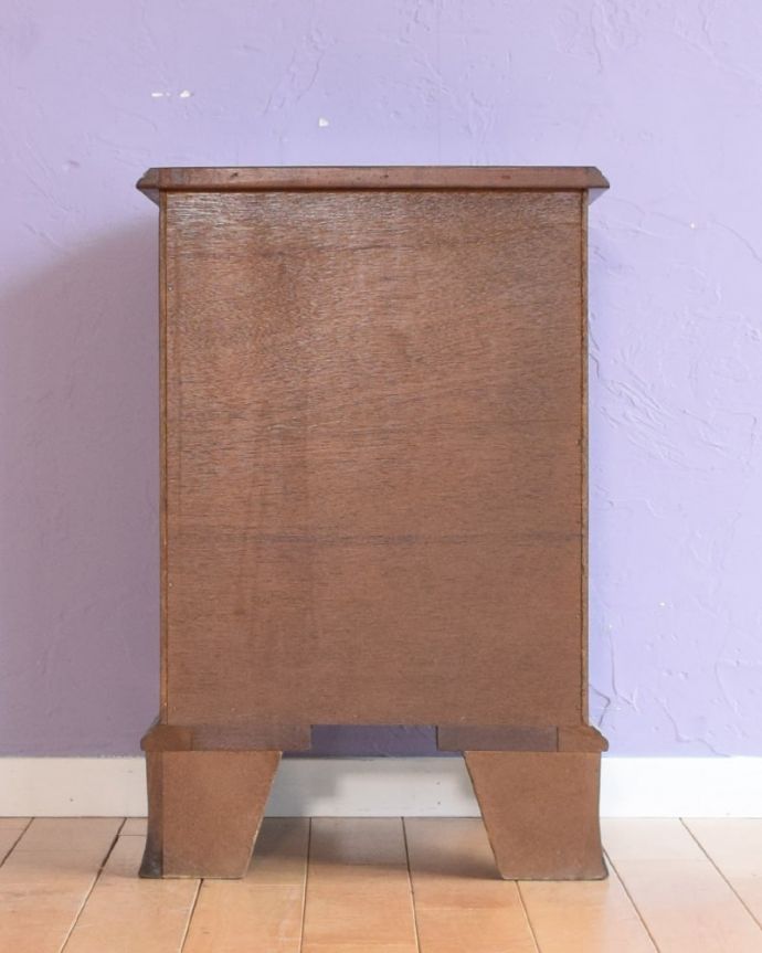 アンティークのチェスト アンティーク家具 英国のベッドサイドチェスト、木目も美しいアンティーク家具。後ろ姿も見て下さいアンティークは新品ではないので、もちろん経年変化によるキズはありますが、専門の職人が修復しました。(q-2069-f)